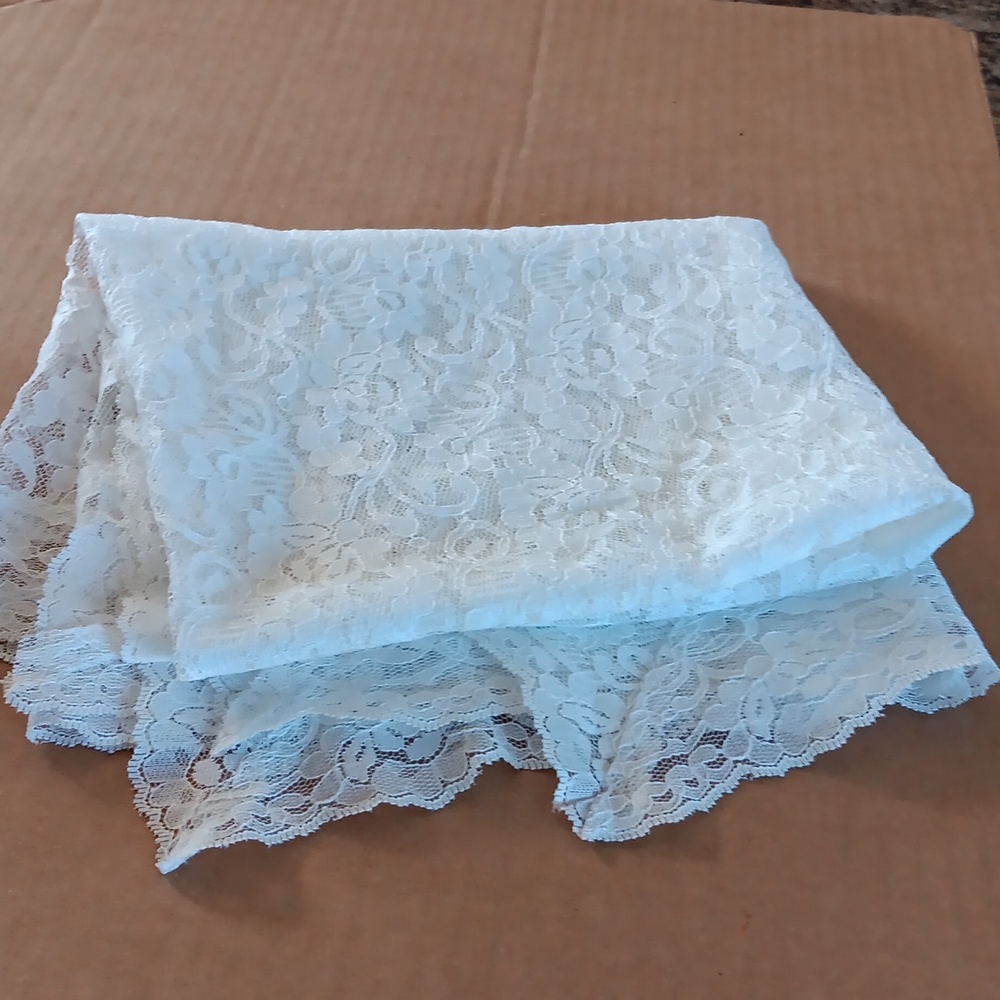 Lace table topper cover